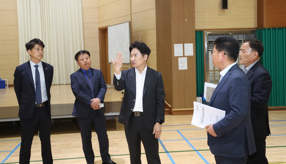 ▲ 김대중 교육감이 여수여중 체육관 시설안전을 점검하고 있다.