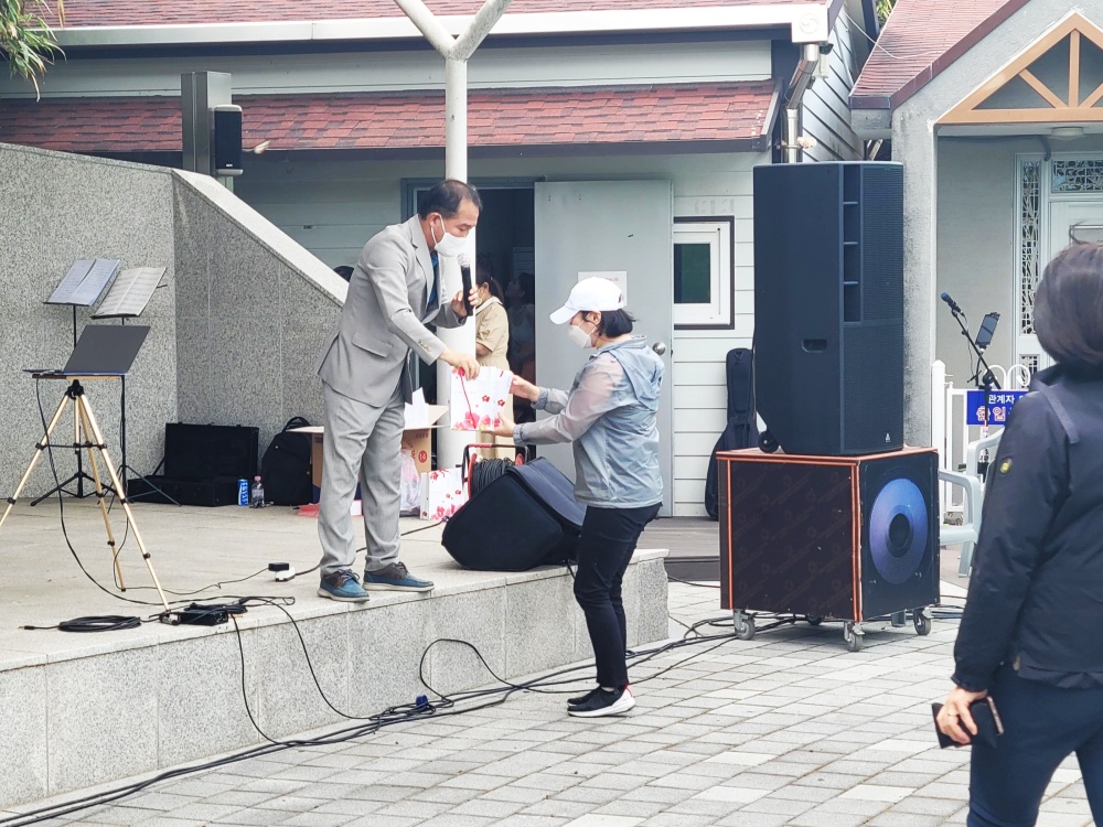 ▲ 퀴즈 선물 증정