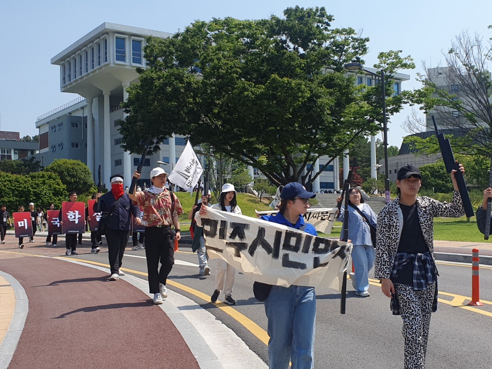 ▲  전국 대학생 300여명이 전남대 정문을 거쳐 금남로까지 5키로 구간을 가두행진하고 있다.