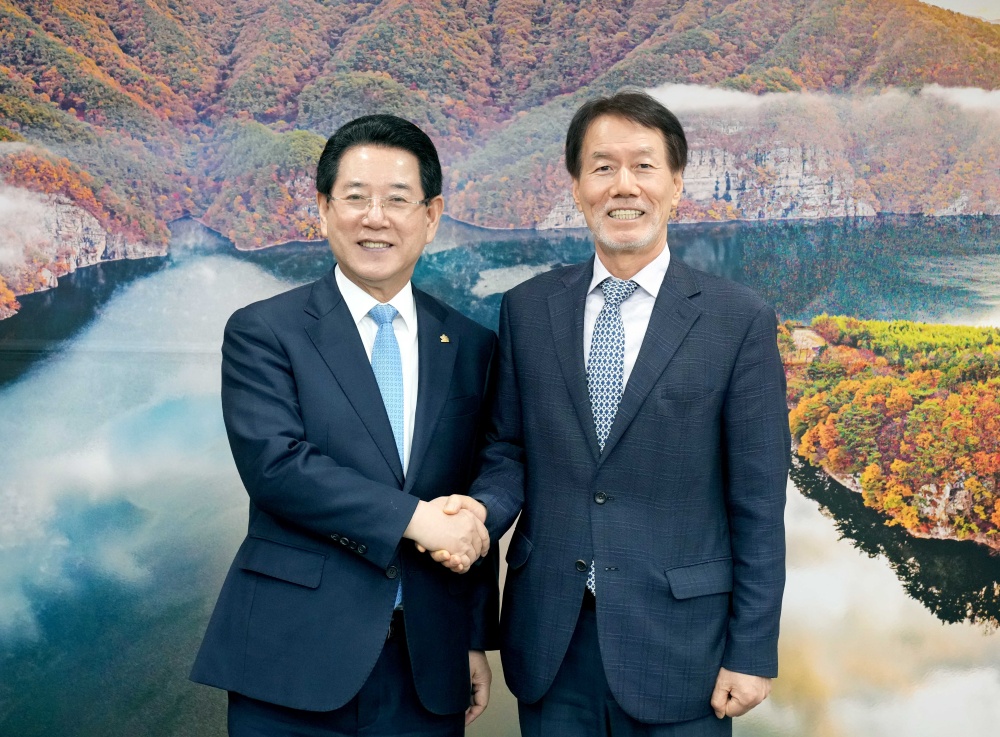 ▲ 대한민국시도지사협의회 유민봉 신임 사무총장과 김영록 도지사