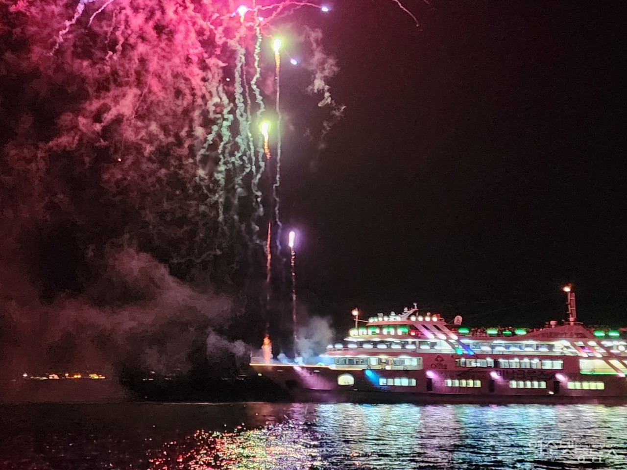 ▲ 마이다스 요트에서 본 미남크루즈 선상불꽃쇼  ⓒ심명남