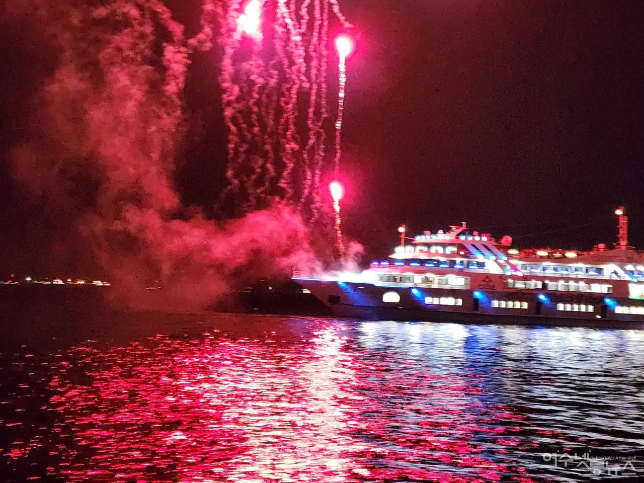 ▲ 마이다스 요트에서 본 미남크루즈 선상불꽃쇼 ⓒ심명남