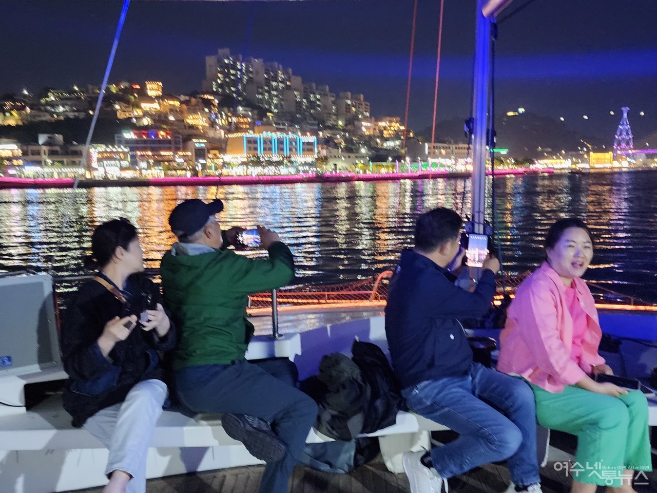 ▲ 마이다스 요트 선상투어에서 낭만과 추억을 담는 관광객의 모습 ⓒ심명남