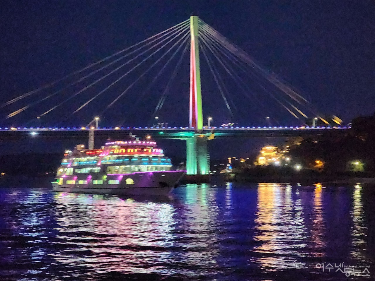 ▲ 미남크루즈가 돌산대교를 넘고 있다 ⓒ심명남