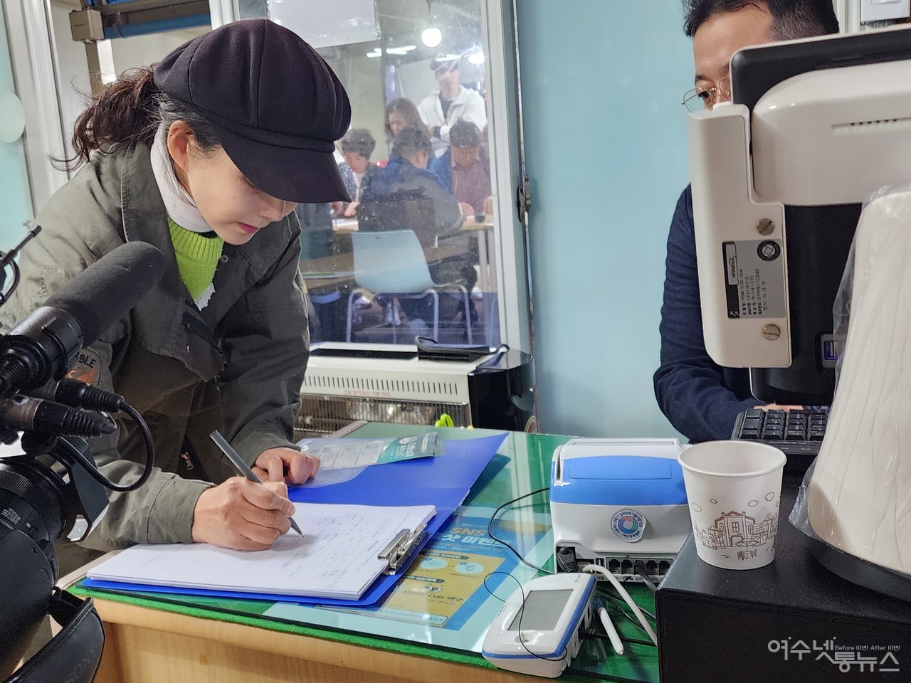 ▲ 마이다스 요트승선에 앞서 신상을 기록중인 종말이 곽진영씨 ⓒ심명남