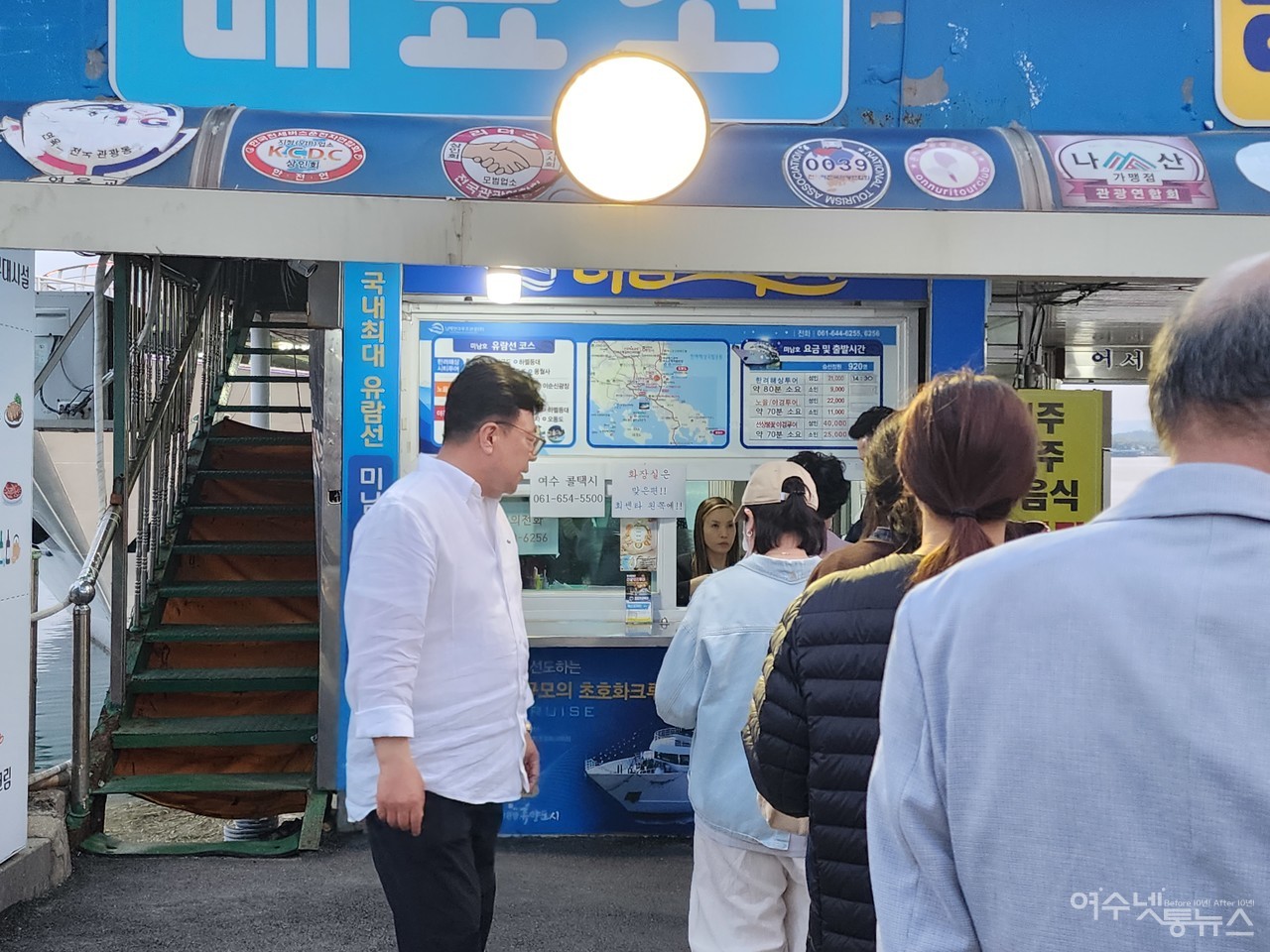 ▲ 관광객을 맞이하는 미남크루즈 임규성 대표의 모습 ⓒ심명남