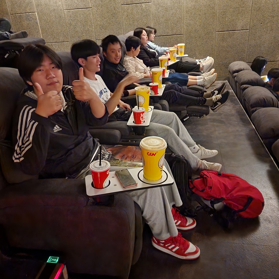 ▲ 사제 동행, 영화 감상을 할게요.