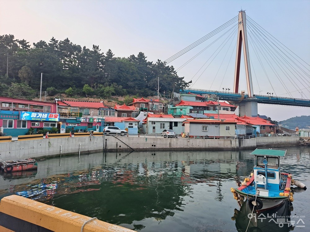 ▲마을 한가운데 있는 당머리포구 위의 주황색 지붕 집들이 아름답다.  ⓒ조찬현