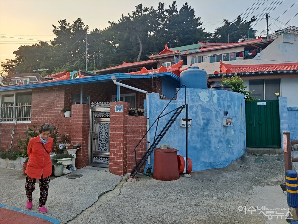 ▲화양면 원포에서 여수 시내로 시집와 70년 세월 당머리에서 살았다는 어르신이다. ⓒ조찬현