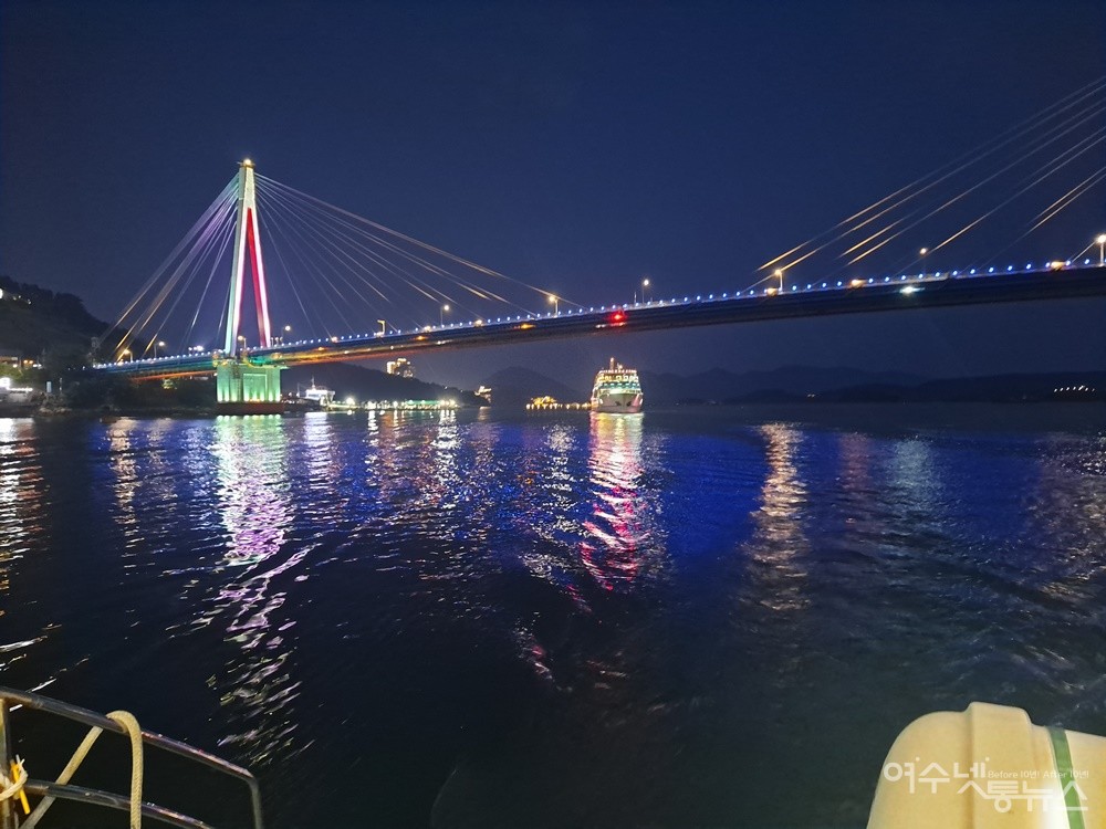 ▲선상 불꽃 쇼를 펼치는 국내 최대유람선 미남크루즈가 돌산대교를 지나고 있다. ⓒ조찬현