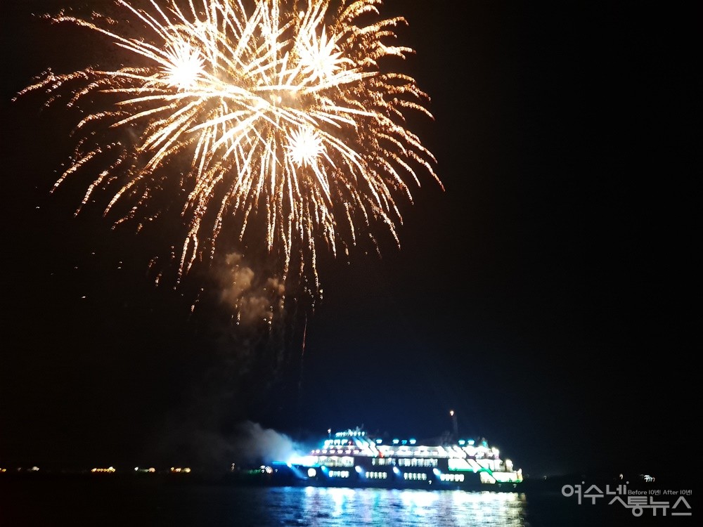 ▲미남크루즈호에서 경쾌한 음악에 맞춰 선상 불꽃 쇼가 펼쳐진다.  ⓒ조찬현