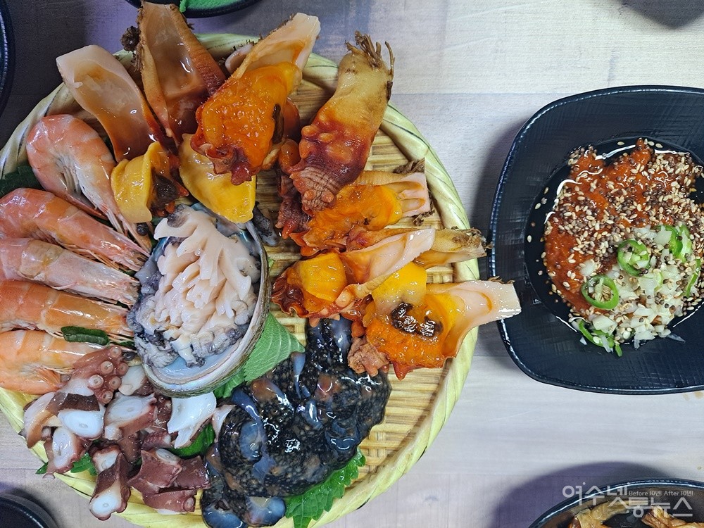 ▲멍게와 전복, 새우, 문어, 해삼 등 싱그러운 해산물이다.  ⓒ조찬현