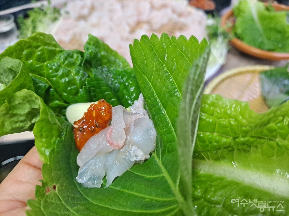 ▲싱싱한 활어회 세꼬시 깻잎쌈이다. ⓒ조찬현
