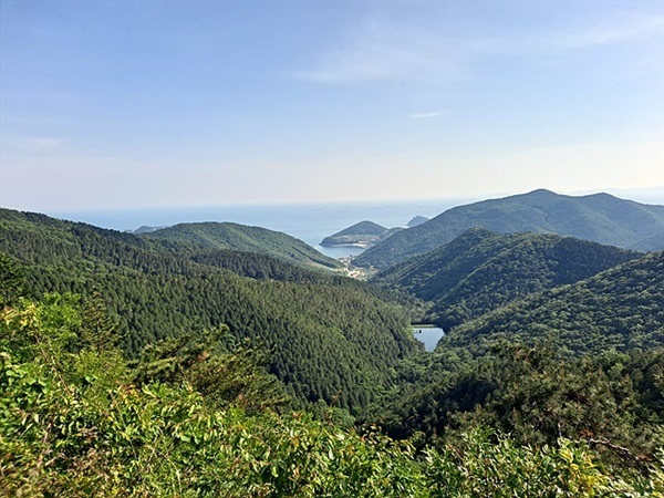 ▲  국립편백자연휴양림을 지나 '천하마을'로 가는 임도 정상에서 바라본 풍경 ⓒ오문수