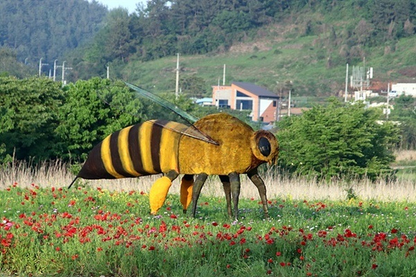 ▲ 해변가에 세워진 멋진 벌 모습으로 관광객들의 사진 배경이 되었다ⓒ 오문수