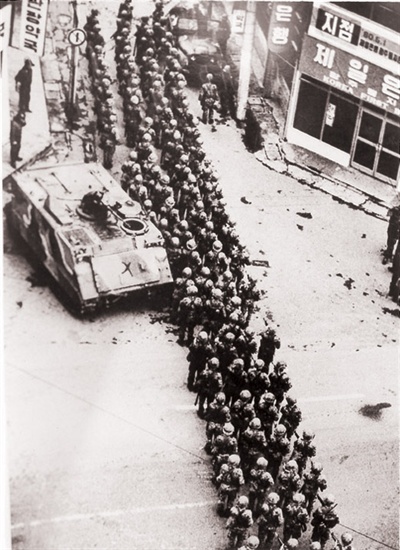 ▲ 1980년 5월 19일 오후 3시께, 계엄군들이 광주 금난로와 충장로로 출동, 전 지역을 들쑤셔대는 모습. ⓒ5.18기념재단