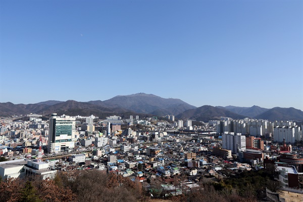 ▲ 2015년 1월 31일 사직공원에 들어선 전망타워에서 바라본 무등산과 광주의 모습. 전망타워는 1973년 건립된 팔각정을 철거하고 그 자리에 지하 1층, 지상 3층, 연면적 388㎡, 높이 13.7ｍ 규모로 지어졌다. 양림역사문화마을을 한 눈에 조망할 수 있고, 광주의 전경을 두루 감상할 수 있다. ⓒ 연합뉴스