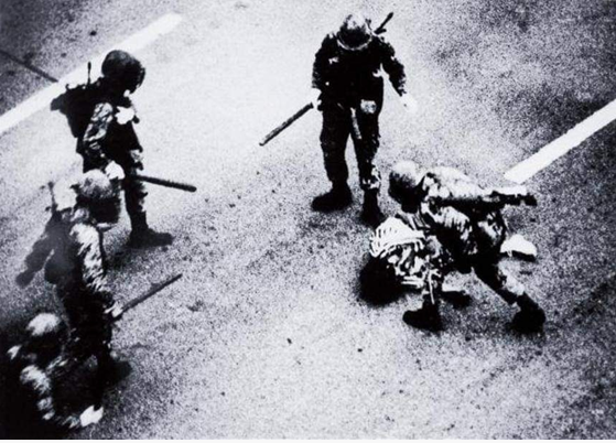 ▲ 가슴 속에서 흘려 내리는 핏빛