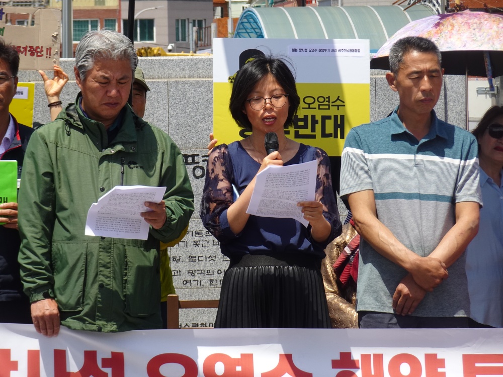 ▲민주노총 전남지역본부 선진래 사무처장과 여수시민사회단체연대회의 임현미 사무국장이 기자회견문을 낭독하고 있다.