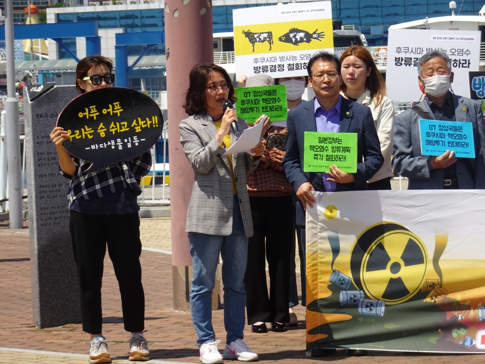 ▲ 여수YMCA 변수미 간사가 정치인들이 국민의 대표다운 결정을 내려야 한다고 말하고 있다.