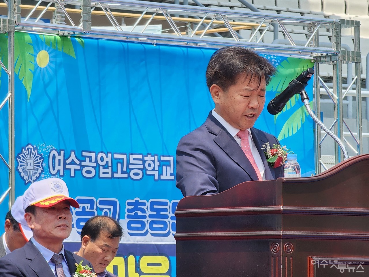 ▲ 여수공고 김성식 총동문회장(30회)이 축사하는 김종형 교장샘을 지켜보며 생각에 잠겨있다 ⓒ심명남