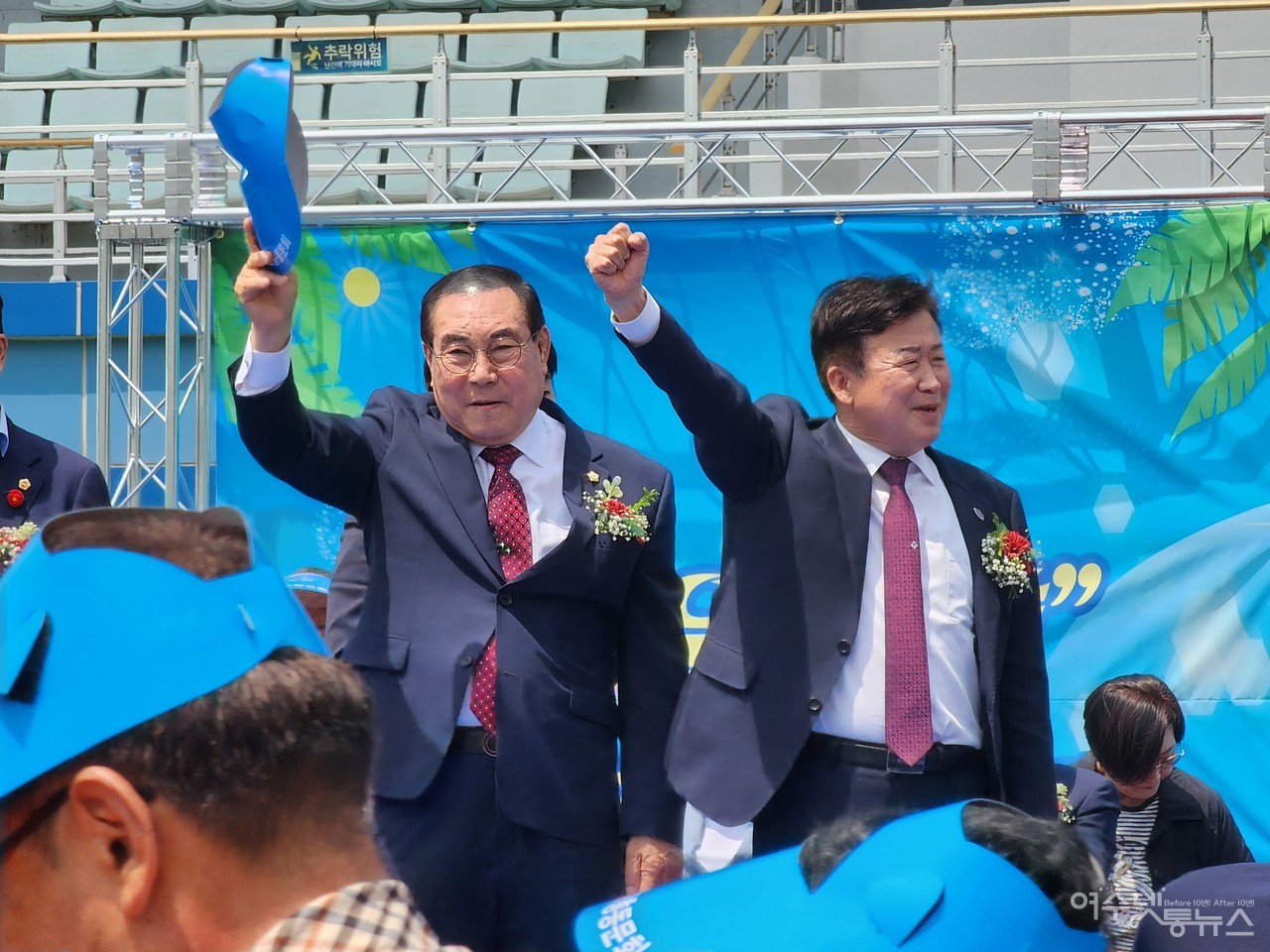 ▲ 김영규 의장과 정기명 시장이 손을 흔들며 축하하는 모습 ⓒ심명남