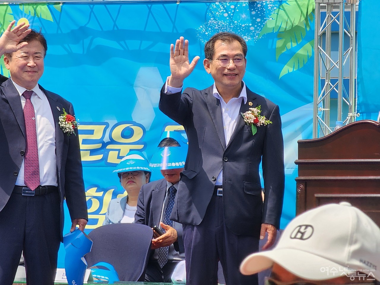 ▲ 총동문회에 참석한 정기명 시장과 28회 최병용 도의원이 손을 흔들고 있다 ⓒ심명남