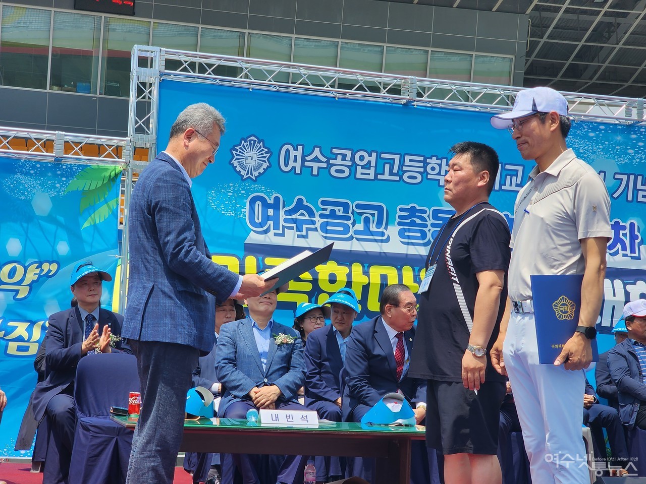 ▲ 여수을 김회재 의원이 국회의원 표창을 수여하는 모습 ⓒ심명남