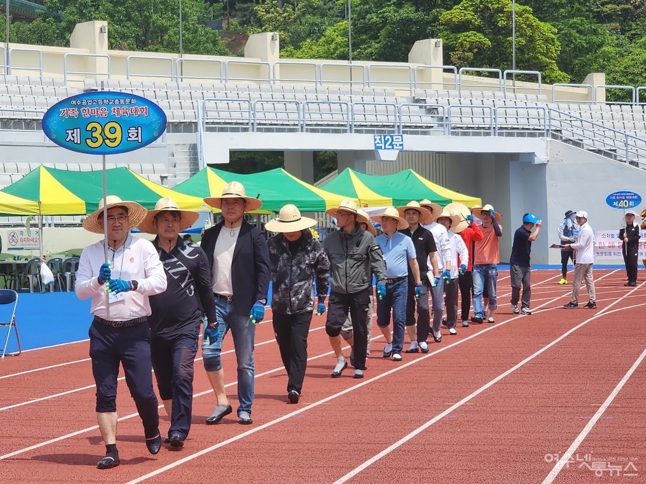 ▲ 밀짚모자에 고무신 신은 39회 동문 모습 ⓒ심명남