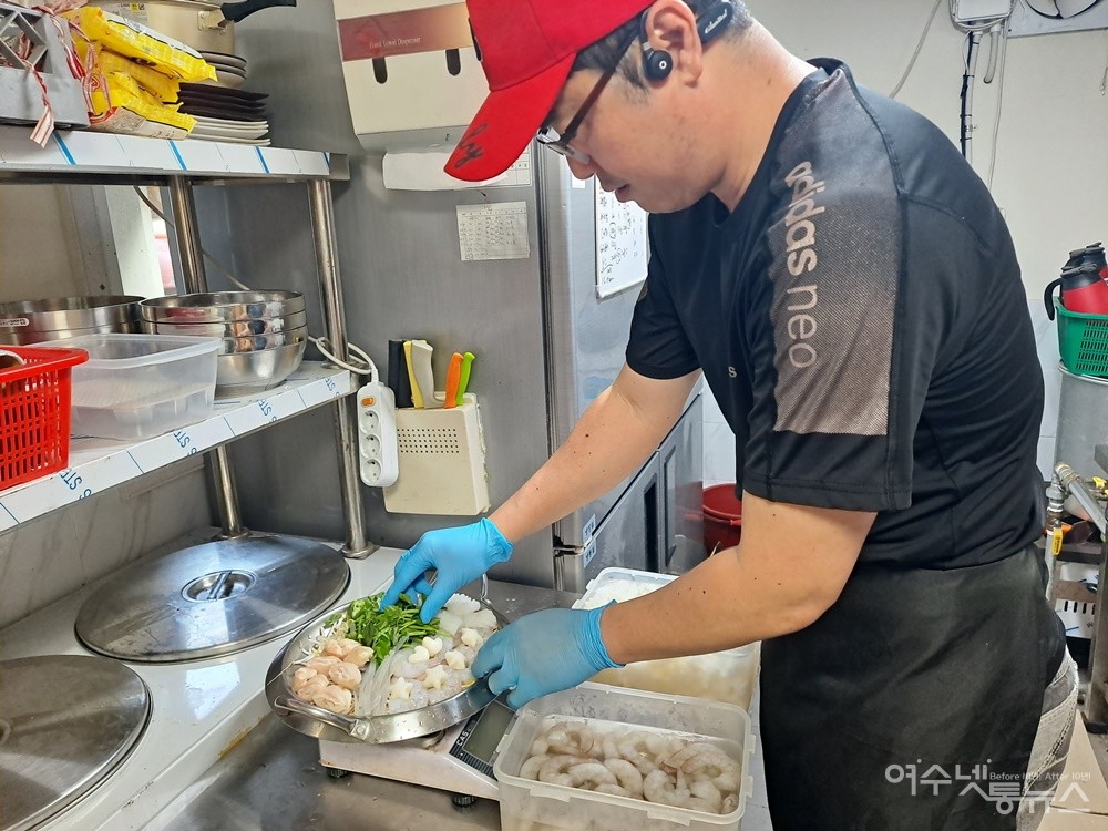 ▲여수곱창 채용수 대표가 신메뉴인 낙곱새 요리를 준비하고 있다. ⓒ조찬현