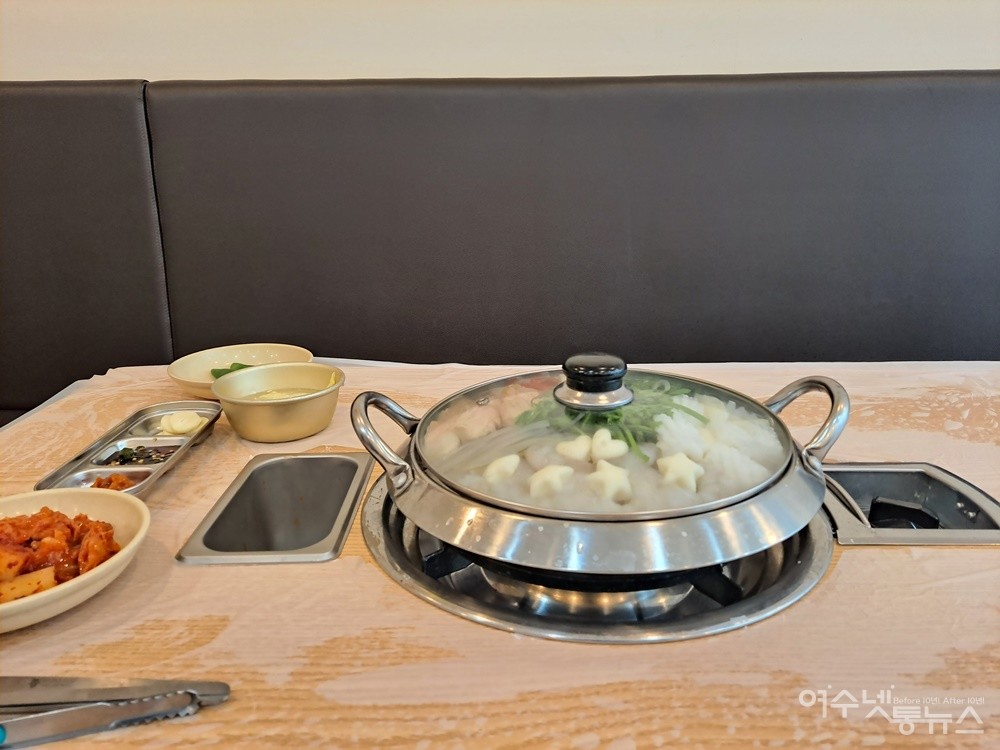 ▲여수곱창집의 신메뉴 낙곱새가 전골냄비에서 끓고 있다. ⓒ조찬현