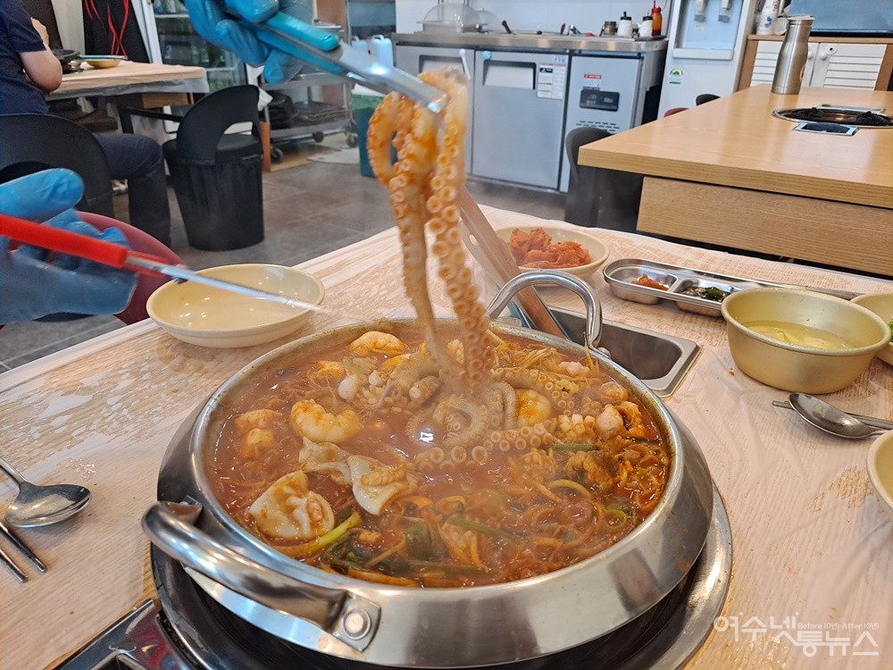 ▲여수곱창집의 신메뉴 낙곱새 전골이다. ⓒ조찬현