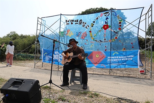 ▲  시인이자 노래하는 신부인 최자웅 신부가 기타를 치며 노래하고 있다.  ⓒ오문수 