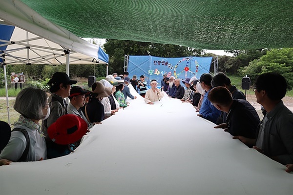 ▲ 오우열씨가 평화를 위한 소리굿을 하고 있다.  ⓒ오문수 