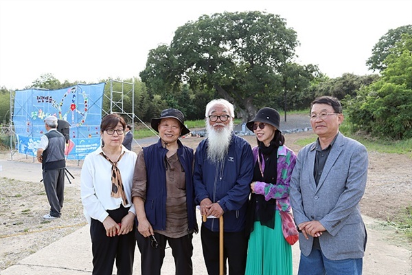 ▲ 행사에 참석한 분들이 팽나무 앞에서 기념촬영했다. 왼쪽부터 이효복 시인, 최자웅 신부, 문정현 신부, 이민숙 시인, 한원 시인 ⓒ오문수 