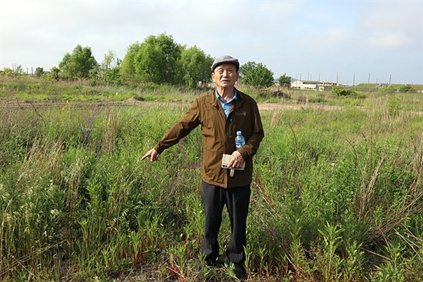 ▲하제마을에서 태어난 여정진(71세)씨가 고향집터를 가리키며 미군 경비병에 의해 사망한 아버지의 사연을 들려줬다.  ⓒ오문수 