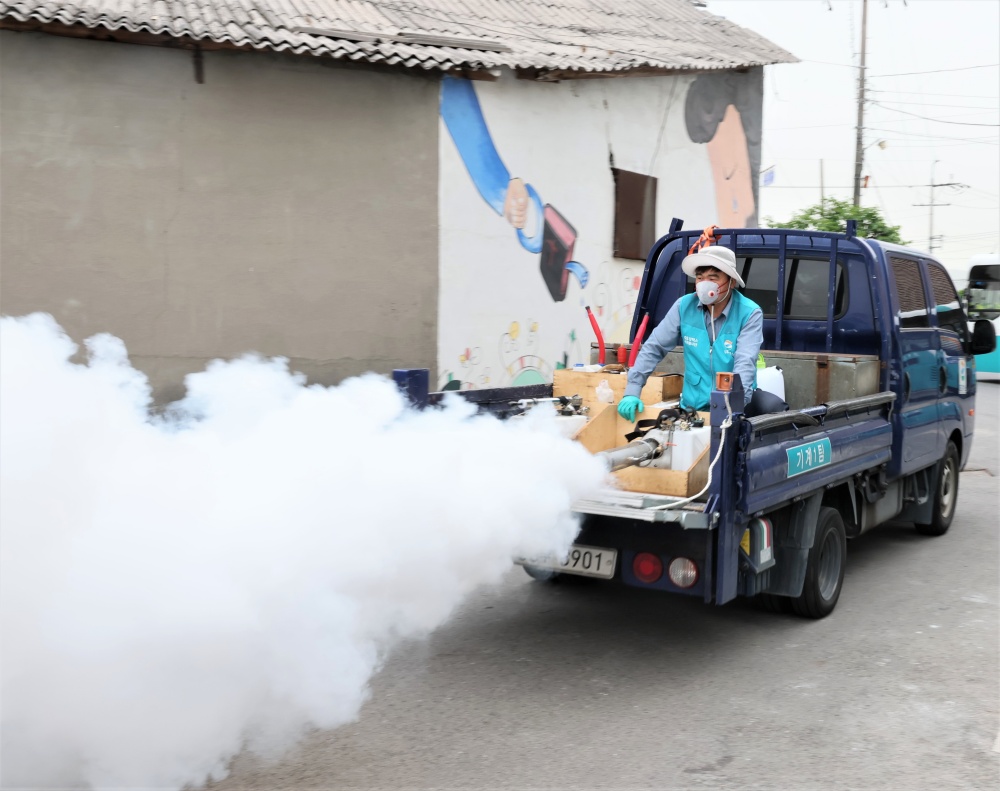 ▲GS칼텍스 임직원 봉사대가 율촌면 도성마을에서 지역주민들과 함께 봉사활동을 펼치고 있다.