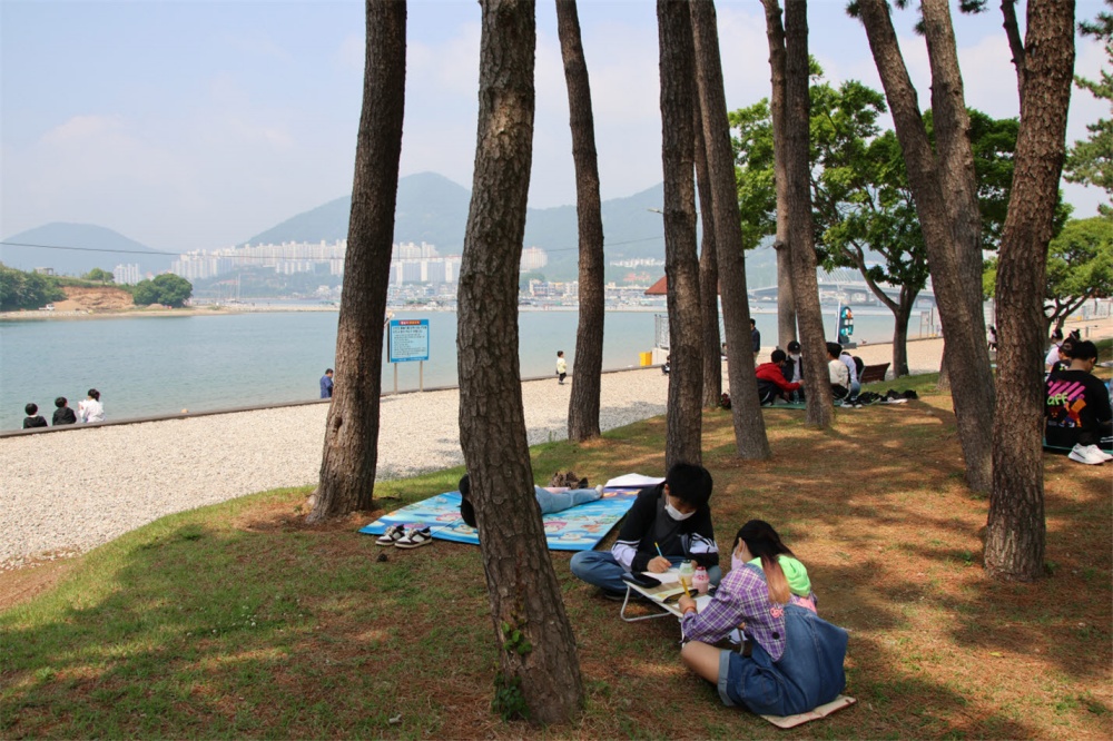 ▲백일장 글짓기 중인 가족