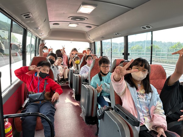 ▲ 2023미평종합사회복지관과 함께하는 '호남역사소풍' 프로그램에 참여한 학생들이 버스를 타고 전남 나주로 이동하고 있다.