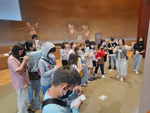 ▲ 나주국립박물관 전시해설사가 학생들에게 전시물을 설명하고 있다.