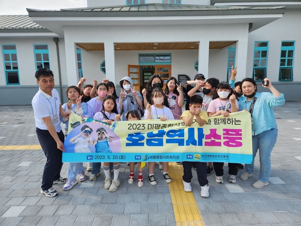 ▲ 프로그램에 참여한 학생들이 기념사진을 촬영하고 있다.