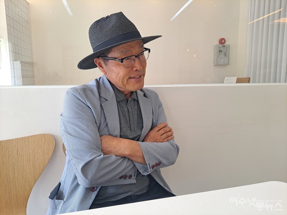 ▲ 오문수 작가가 인터뷰 도중 환하게 웃고 있다. ⓒ조찬현