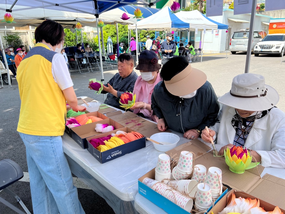 ▲ 연꽃등 만들기 체험행사 참여 어르신