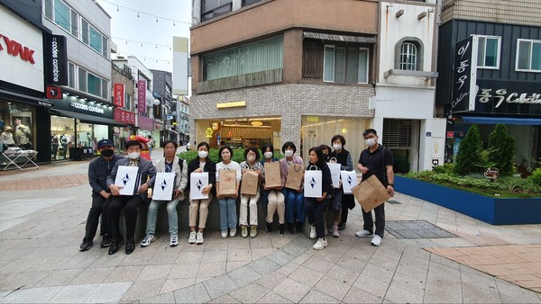 ▲ 운동화 선물을 받고 기념사진을 찍고 있다.