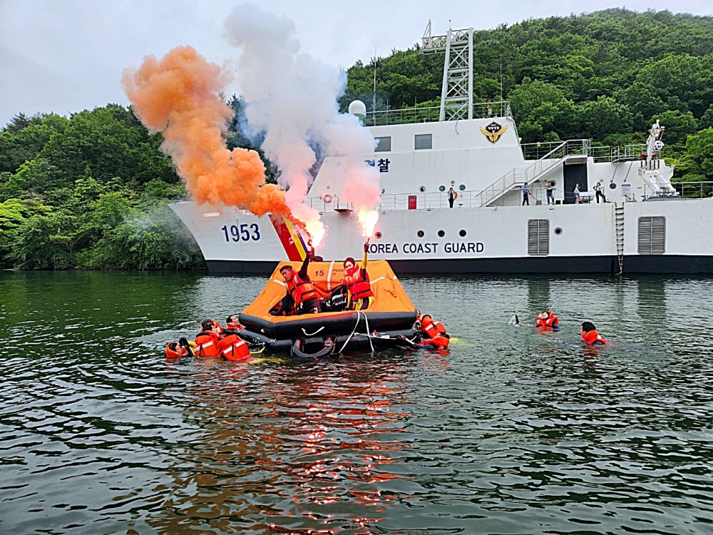 ▲ 구명뗏목 이용 비상탈출 훈련