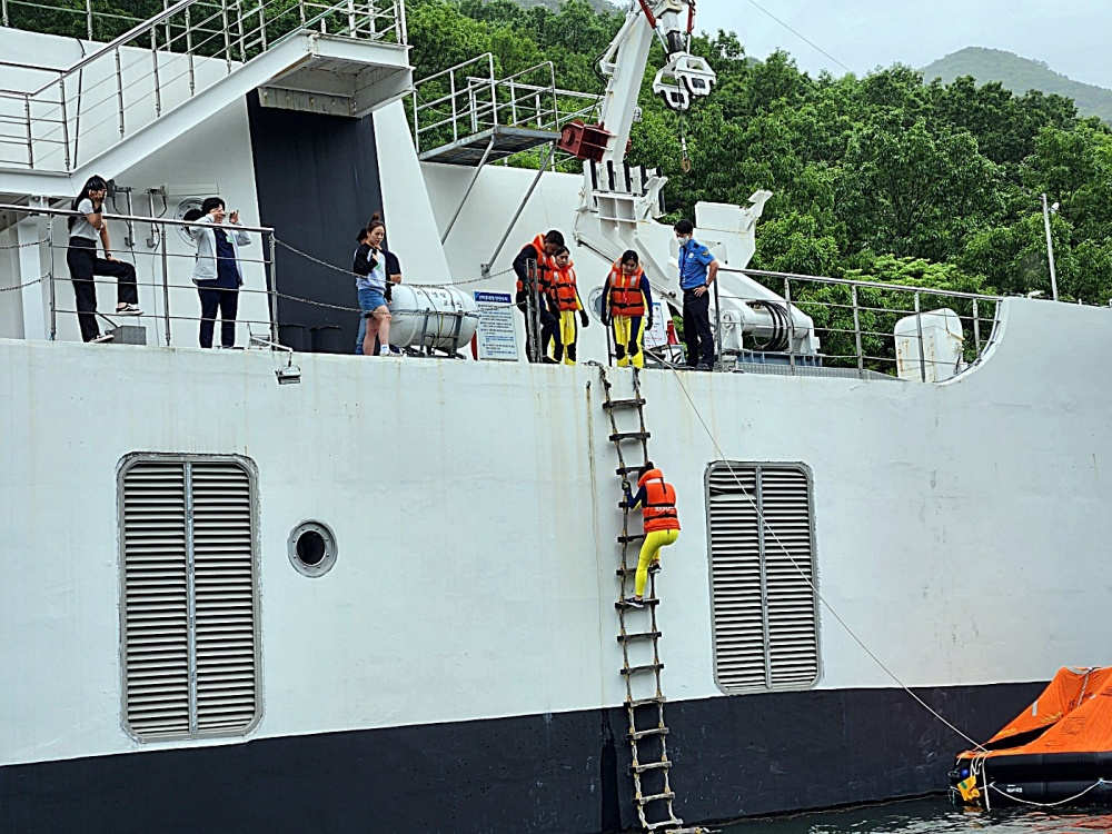 ▲ 선박비상탈출 훈련