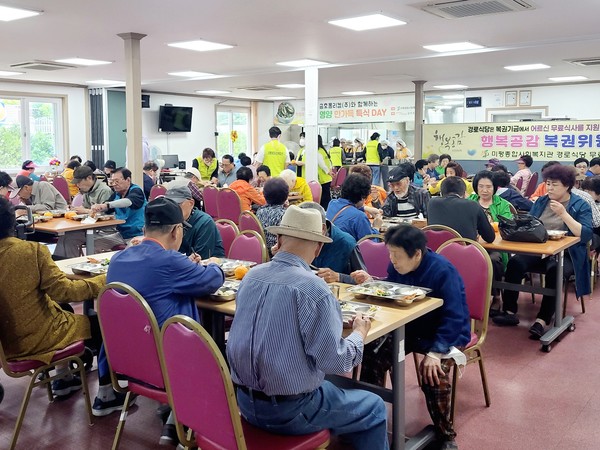 ▲ ⓒ 어르신들이 맛있게 전복 갈비탕을 드시고 있다.