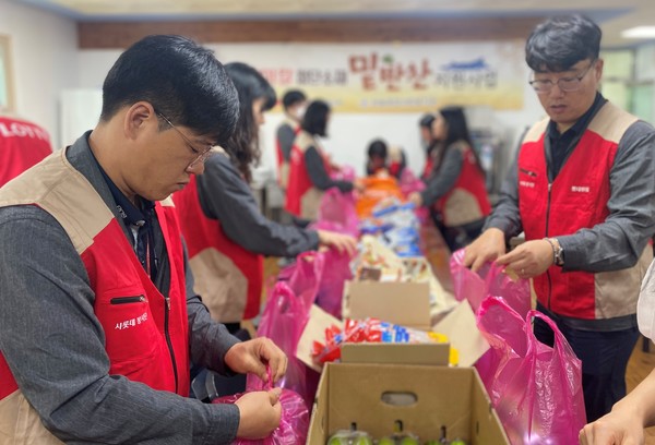 ▲ ⓒ롯데케미칼첨단소재사업 직원들이 밑반찬지원을 위한 포장을 하고 있다.