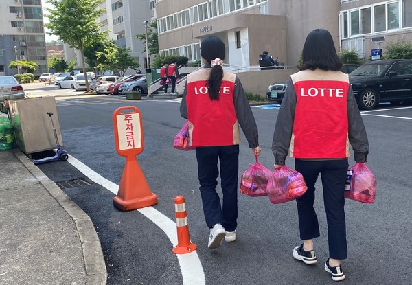 ▲ ⓒ정성껏 포장한 밑반찬을 가가호호 전달하는 모습