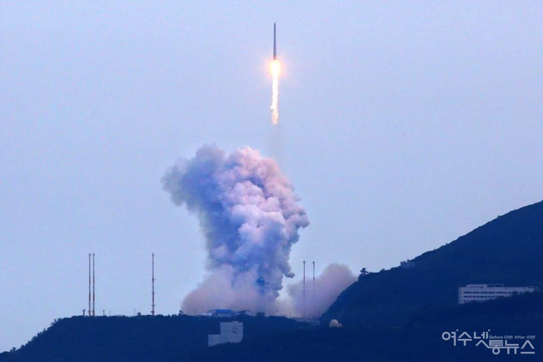 ▲한국형 발사체 누리호(KSLV-Ⅱ)가 고흥군 나로우주센터에서 발사되고 있다.  ⓒ정종현